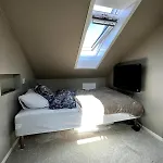 Charming Apartment Near The Woods With Parking